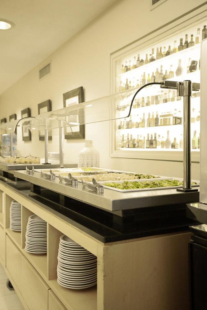 קומודורו ריבהדאביה Austral Plaza Hotel מראה חיצוני תמונה